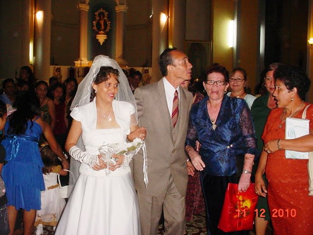 El matrimonio Vega Rosales sale de catedral felicitado por los amigos (as)